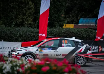 Wielkie emocje na trasie 35. Rajdu Rzeszowskiego. Utrudnienia w ruchu w regionie 3 - Polskie Radio Rzeszów Wielkie emocje na trasie 35. Rajdu Rzeszowskiego. Utrudnienia w ruchu w regionie