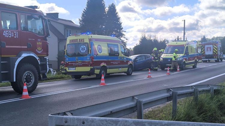 Wypadek na&nbsp;drodze krajowej nr&nbsp;84 w&nbsp;Stefkowej. Dwie osoby ranne, ruch wahadłowy