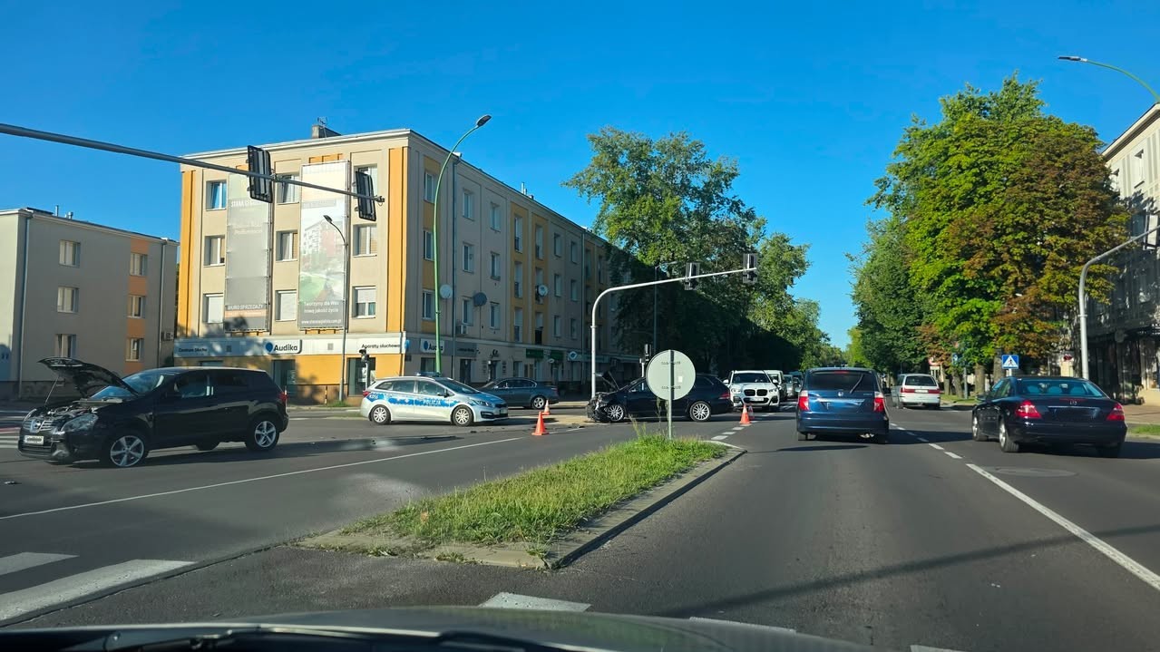 Zderzenie dwóch samochodów w Mielcu 2 - Polskie Radio Rzeszów Zderzenie dwóch samochodów w Mielcu - Polskie Radio Rzeszów