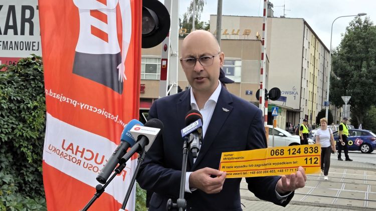 Żółta naklejka może uratować życie. PKP przypomina zasady bezpieczeństwa na przejazdach 1 - Polskie Radio Rzeszów Żółta naklejka może uratować życie. PKP przypomina zasady bezpieczeństwa na przejazdach