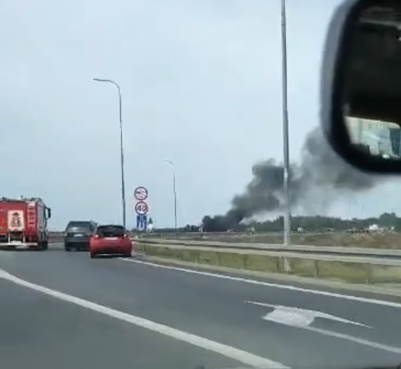 Pożar samochodu na autostradzie A4 1 - Polskie Radio Rzeszów Pożar samochodu na autostradzie A4