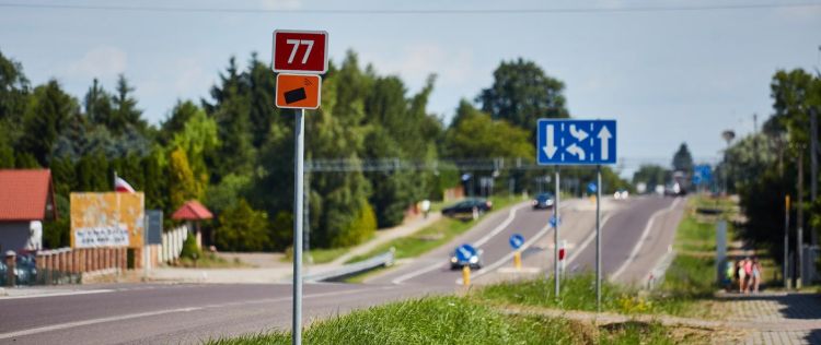 Nowy chodnik przy DK77 w&nbsp;Rudzie Łańcuckiej. GDDKiA podpisała umowę