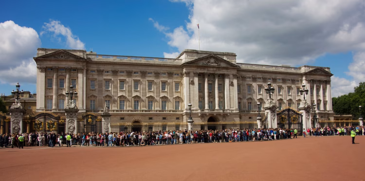 Harry i&nbsp;Meghan wrócili do&nbsp;Wielkiej Brytanii. Przylecieli z&nbsp;dziećmi