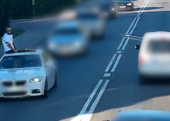 Niebezpieczna jazda na&nbsp;dachu BMW. Pasażer ukarany, kierowca stracił prawo jazdy