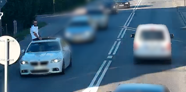 Niebezpieczna jazda na&nbsp;dachu BMW. Pasażer ukarany, kierowca stracił prawo jazdy