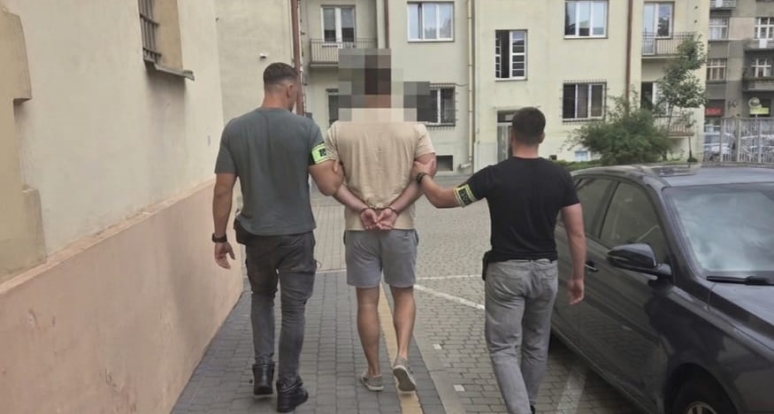 Zamaskowani wtargnęli do mieszkania w Rzeszowie, grozili rodzinie śmiercią. Trafili do aresztu 2 - Polskie Radio Rzeszów Zamaskowani wtargnęli do mieszkania w Rzeszowie, grozili rodzinie śmiercią. Trafili do aresztu - Polskie Radio Rzeszów