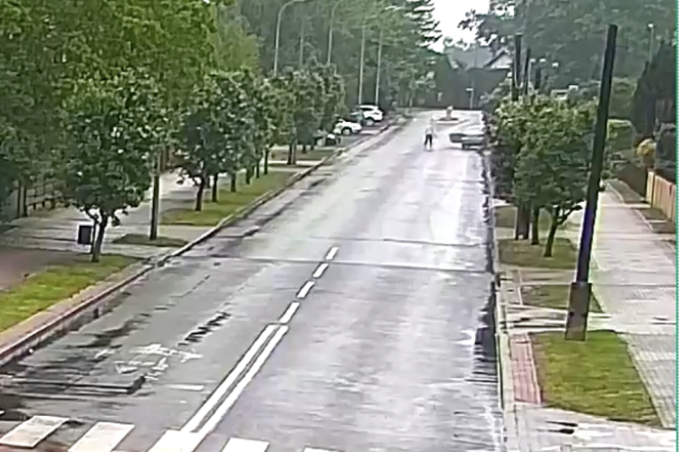 Kierowca wyskoczył z Mercedesa, auto uderzyło w ogrodzenie 1 - Polskie Radio Rzeszów Kierowca wyskoczył z Mercedesa, auto uderzyło w ogrodzenie