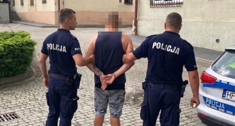 Zamaskowani wtargnęli do mieszkania w Rzeszowie, grozili rodzinie śmiercią. Trafili do aresztu 1 - Polskie Radio Rzeszów Zamaskowani wtargnęli do mieszkania w Rzeszowie, grozili rodzinie śmiercią. Trafili do aresztu