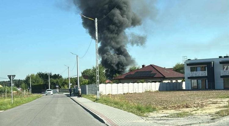 Pożar garażu na&nbsp;osiedlu Pogwizdów Nowy. Na&nbsp;miejscu siedem zastępów straży