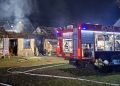 Pożar w&nbsp;Kupnie. Dwie osoby trafiły do&nbsp;szpitala, budynek spłonął