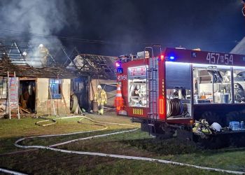 Pożar w Kupnie. Dwie osoby trafiły do szpitala, budynek spłonął 31 - Polskie Radio Rzeszów Pożar w Kupnie. Dwie osoby trafiły do szpitala, budynek spłonął