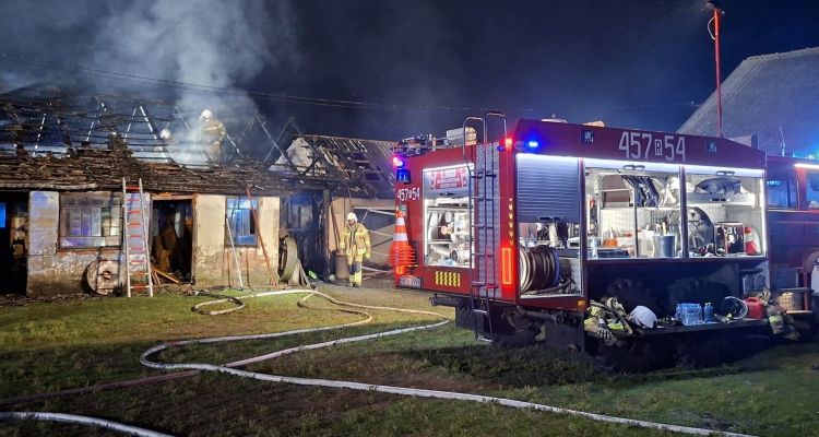 Pożar w Kupnie. Dwie osoby trafiły do szpitala, budynek spłonął 1 - Polskie Radio Rzeszów Pożar w Kupnie. Dwie osoby trafiły do szpitala, budynek spłonął