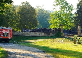 Pożar w&nbsp;skansenie w&nbsp;Sanoku. Doszczętnie spłonął zabytkowy kościół i&nbsp;dwa obiekty