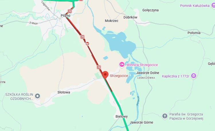 Zablokowana droga krajowa 73 w&nbsp;Strzegocicach po&nbsp;zderzeniu trzech pojazdów