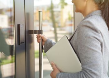 Długi sierpniowy weekend. Część urzędów na Podkarpaciu już dzisiaj jest zamknięta 2 - Polskie Radio Rzeszów Długi sierpniowy weekend. Część urzędów na Podkarpaciu już dzisiaj jest zamknięta