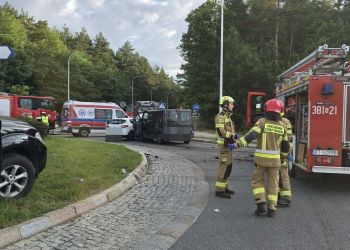 Zderzenie trzech samochodów w Tarnobrzegu. Trasa w stronę Sandomierza zablokowana 2 - Polskie Radio Rzeszów Zderzenie trzech samochodów w Tarnobrzegu. Trasa w stronę Sandomierza zablokowana