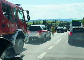 Zderzenie dwóch aut na&nbsp;DW 894 w&nbsp;Polańczyku. Ruch wahadłowy i&nbsp;utrudnienia