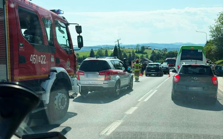 Zderzenie dwóch aut na&nbsp;DW 894 w&nbsp;Polańczyku. Ruch wahadłowy i&nbsp;utrudnienia [AKTUALIZACJA]