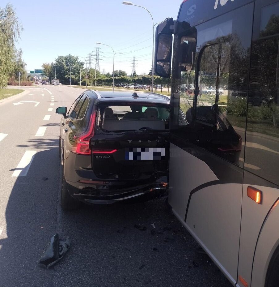Wypadki na drogach. Autobus zderzył się z osobówką w Rzeszowie, potrącenie rowerzysty w Olszanicy [AKTUALIZACJA] - Polskie Radio Rzeszów
