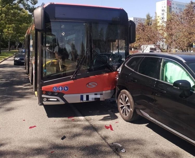 Wypadki na&nbsp;drogach. Autobus zderzył się z&nbsp;osobówką w&nbsp;Rzeszowie, potrącenie rowerzysty w&nbsp;Olszanicy [AKTUALIZACJA]