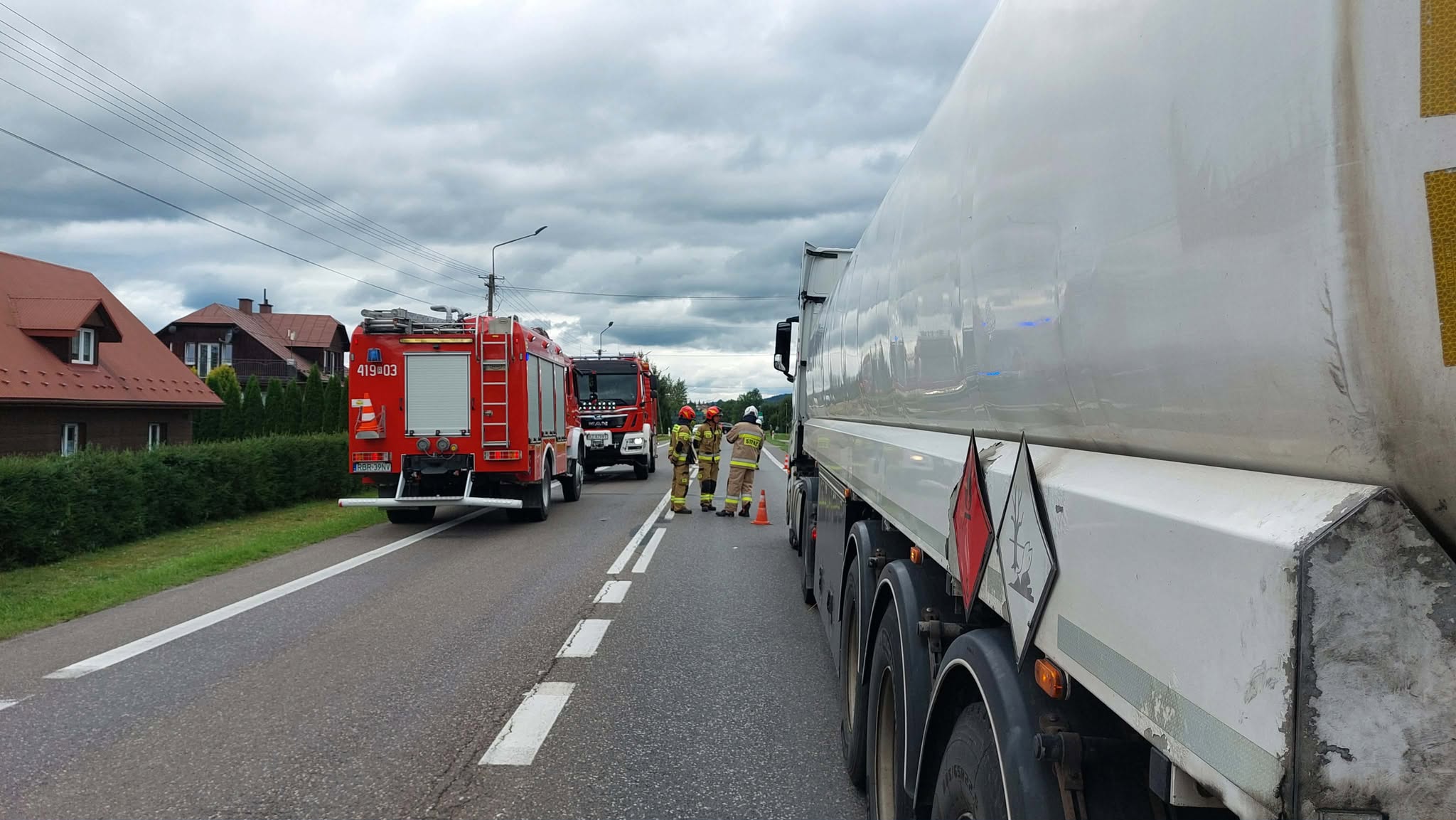 Zablokowana droga w Starej Wsi po zderzeniu ciężarówki z osobówką 2 - Polskie Radio Rzeszów Zablokowana droga w Starej Wsi po zderzeniu ciężarówki z osobówką - Polskie Radio Rzeszów