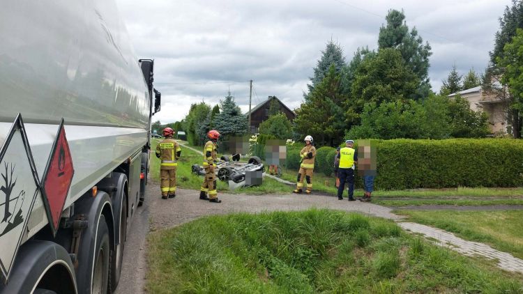 Zablokowana droga w Starej Wsi po zderzeniu ciężarówki z osobówką 1 - Polskie Radio Rzeszów Zablokowana droga w Starej Wsi po zderzeniu ciężarówki z osobówką