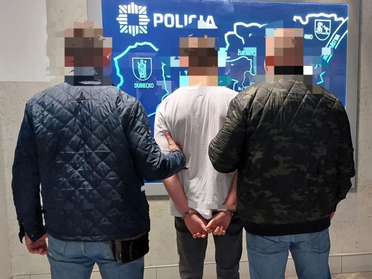 17-letni odbierak zatrzymany. Odebrał od seniorki blisko 50 tysięcy złotych 1 - Polskie Radio Rzeszów 17-letni odbierak zatrzymany. Odebrał od seniorki blisko 50 tysięcy złotych
