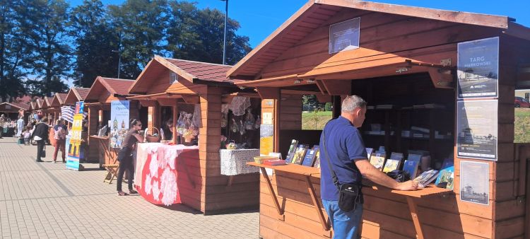 Targ Markowski przyciąga mieszkańców. Lokalni twórcy prezentują swoje wyroby 1 - Polskie Radio Rzeszów Targ Markowski przyciąga mieszkańców. Lokalni twórcy prezentują swoje wyroby