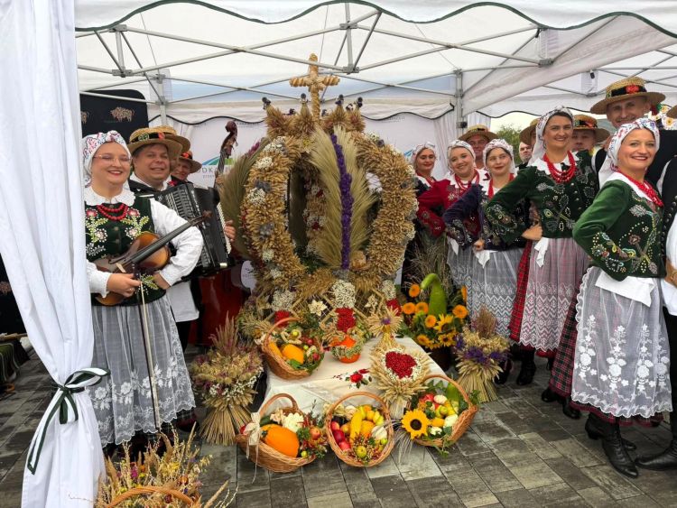 Wieńce dożynkowe w Tryńczy walczą o nagrodę prezydenta RP 1 - Polskie Radio Rzeszów Wieńce dożynkowe w Tryńczy walczą o nagrodę prezydenta RP
