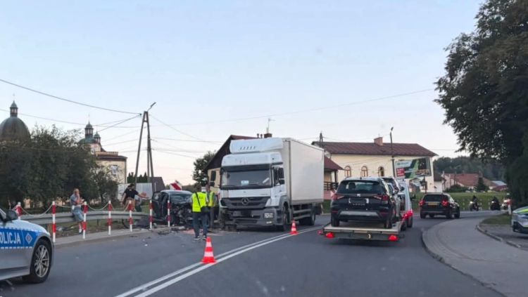 [AKTUALIZACJA] Zakończyły się utrudnienia na&nbsp;DK 19 w&nbsp;Niebylcu. Jedna osoba została ranna