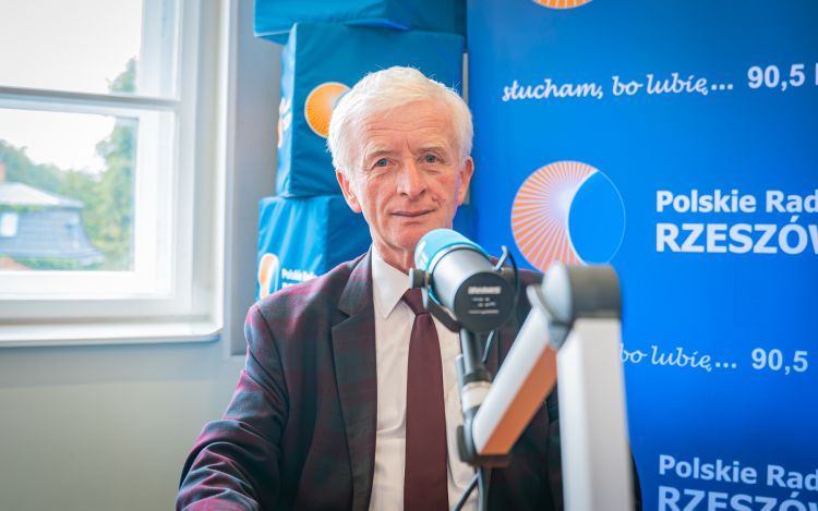 Alert na&nbsp;telefonie nie&nbsp;zawsze oznacza bezpośrednie zagrożenie. Jak reagować?