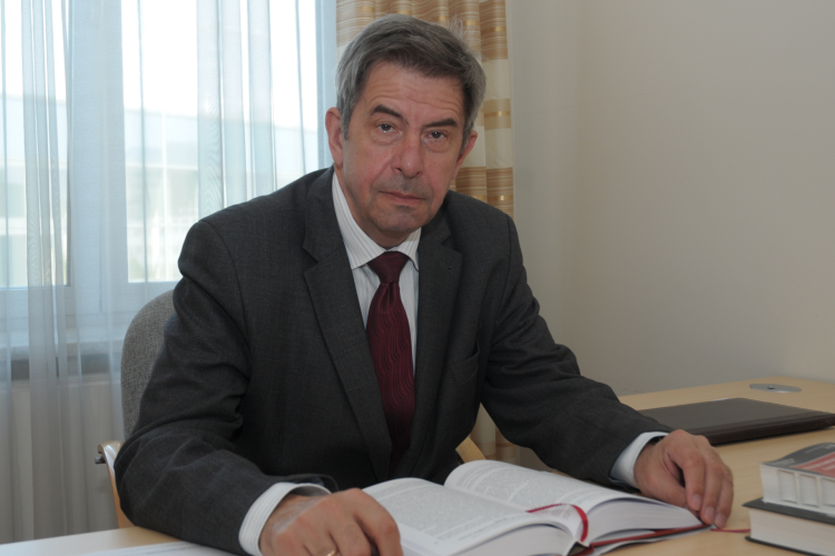 Prof. Andrzej Zoll o sytuacji w Trybunale Konstytucyjnym: to łamanie prawa 1 - Polskie Radio Rzeszów Prof. Andrzej Zoll o sytuacji w Trybunale Konstytucyjnym: to łamanie prawa