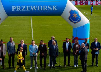 Nowy Stadion Miejski w Przeworsku oficjalnie otwarty. Inauguracja z legendami polskiej piłki 2 - Polskie Radio Rzeszów Nowy Stadion Miejski w Przeworsku oficjalnie otwarty. Inauguracja z legendami polskiej piłki