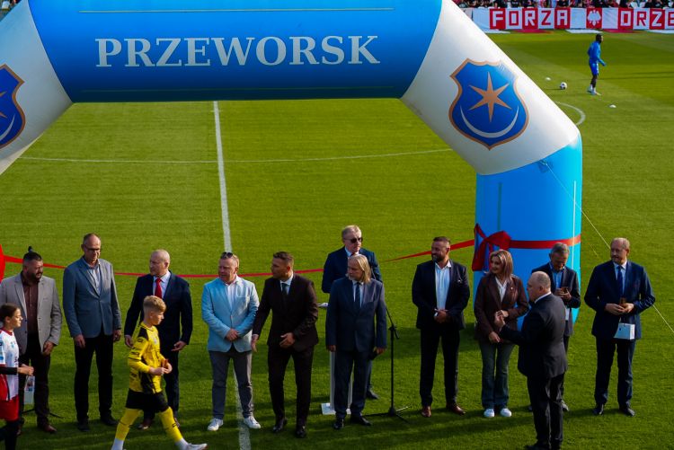 Nowy Stadion Miejski w Przeworsku oficjalnie otwarty. Inauguracja z legendami polskiej piłki 1 - Polskie Radio Rzeszów Nowy Stadion Miejski w Przeworsku oficjalnie otwarty. Inauguracja z legendami polskiej piłki