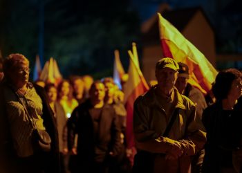 Jarosław po tragedii w opactwie. Setki osób przeszły w Marszu Ciszy 3 - Polskie Radio Rzeszów Jarosław po tragedii w opactwie. Setki osób przeszły w Marszu Ciszy