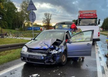 Dwa zderzenia na&nbsp;DK28 w&nbsp;Moderówce. Jedna osoba ranna, ruch wahadłowy [AKTUALIZACJA]