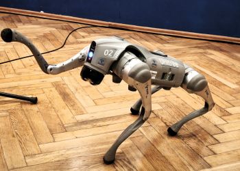 Elektroniczny pies trafił do&nbsp;ZSE w&nbsp;Rzeszowie. Razem z&nbsp;robotem humanoidalnym wziął udział w&nbsp;rozpoczęciu roku szkolnego