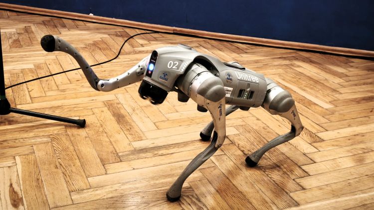 Elektroniczny pies trafił do ZSE w Rzeszowie. Razem z robotem humanoidalnym wziął udział w rozpoczęciu roku szkolnego 1 - Polskie Radio Rzeszów Elektroniczny pies trafił do ZSE w Rzeszowie. Razem z robotem humanoidalnym wziął udział w rozpoczęciu roku szkolnego