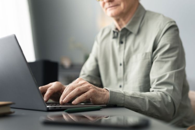 Emeryci na Podkarpaciu coraz częściej wybierają przelew zamiast gotówki 1 - Polskie Radio Rzeszów Emeryci na Podkarpaciu coraz częściej wybierają przelew zamiast gotówki