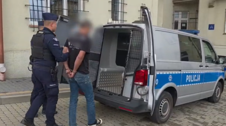 Groźby śmierci i próba ugryzienia ratownika. 46-latek z Boguchwały za kratami 1 - Polskie Radio Rzeszów Groźby śmierci i próba ugryzienia ratownika. 46-latek z Boguchwały za kratami