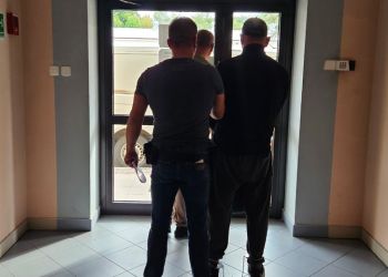 Groził ekspedientce i zabierał alkohol oraz papierosy. 48-latek trafił do aresztu 3 - Polskie Radio Rzeszów Groził ekspedientce i zabierał alkohol oraz papierosy. 48-latek trafił do aresztu