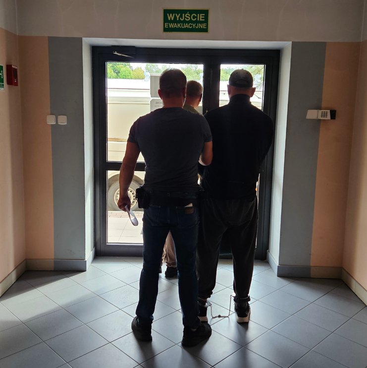 Groził ekspedientce i zabierał alkohol oraz papierosy. 48-latek trafił do aresztu 1 - Polskie Radio Rzeszów Groził ekspedientce i zabierał alkohol oraz papierosy. 48-latek trafił do aresztu