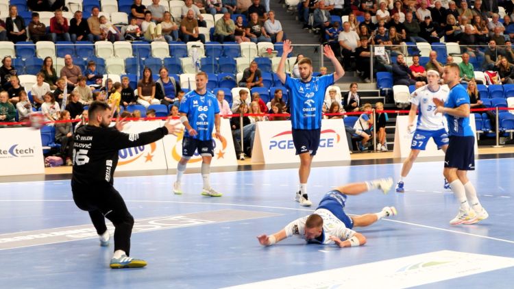 Handball Stal Mielec przegrała z&nbsp;Wisłą Płock. Wyjątkowy gest dla redaktora Roberta Pytki