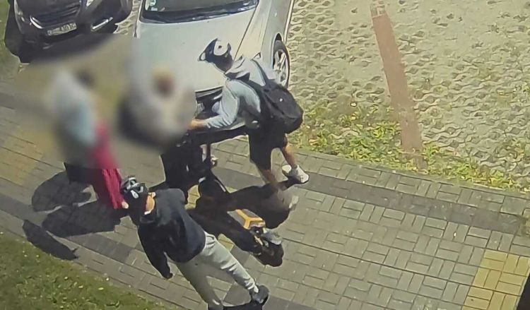 Hulajnogą uderzył w zaparkowanego Hyundaia. Policja szuka świadków 1 - Polskie Radio Rzeszów Hulajnogą uderzył w zaparkowanego Hyundaia. Policja szuka świadków