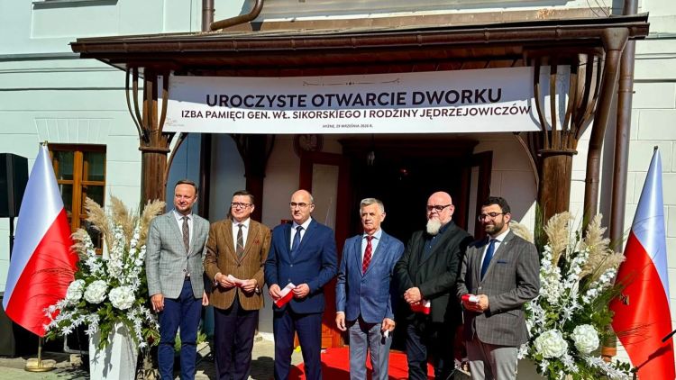 Izba Pamięci gen. Władysława Sikorskiego otwarta w zabytkowym dworku w Hyżnem 1 - Polskie Radio Rzeszów Izba Pamięci gen. Władysława Sikorskiego otwarta w zabytkowym dworku w Hyżnem