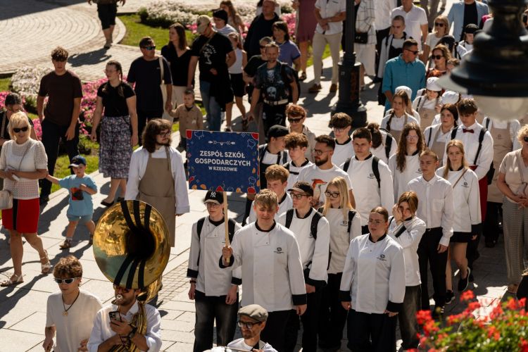 "Karpaty na Widelcu" w Rzeszowie. Kucharze przeszli kolorowym korowodem na Rynek 1 - Polskie Radio Rzeszów „Karpaty na Widelcu” w Rzeszowie. Kucharze przeszli kolorowym korowodem na Rynek