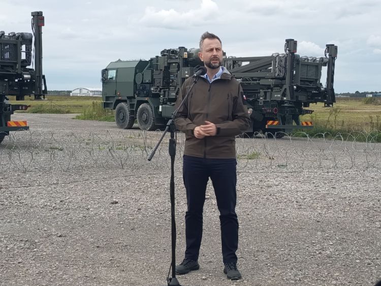 Kosiniak-Kamysz w Jasionce. Mówił o bezpieczeństwie lotniska i kolejnej rotacji NATO 1 - Polskie Radio Rzeszów Kosiniak-Kamysz w Jasionce. Mówił o bezpieczeństwie lotniska i kolejnej rotacji NATO