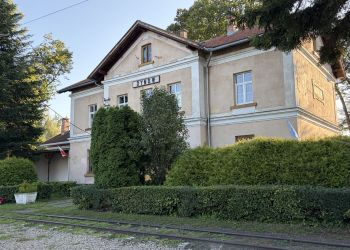 Ławki opowieści w&nbsp;Dynowie. Historie dawnej kolejki wąskotorowej