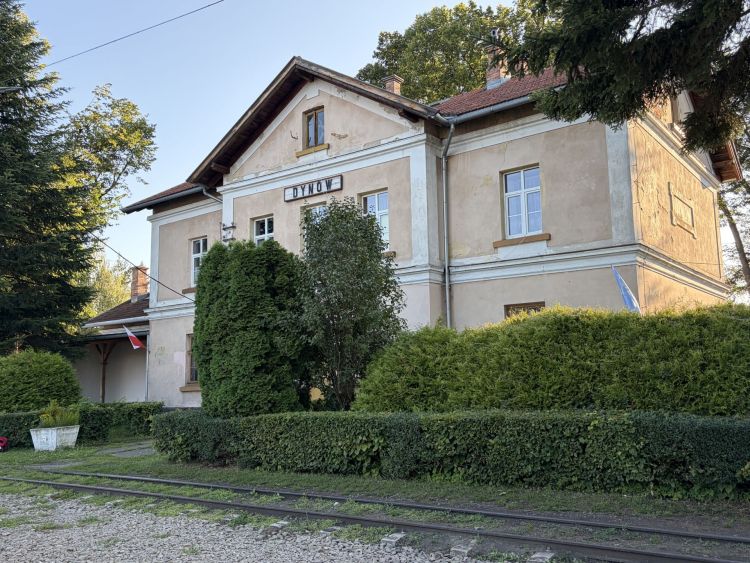 Ławki opowieści w&nbsp;Dynowie. Historie dawnej kolejki wąskotorowej