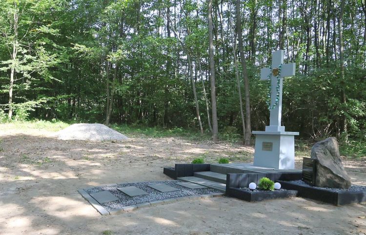 Memoriał w Wiercanach. Pamięć o mieszkańcach zamordowanych w 1943 roku 1 - Polskie Radio Rzeszów Memoriał w Wiercanach. Pamięć o mieszkańcach zamordowanych w 1943 roku
